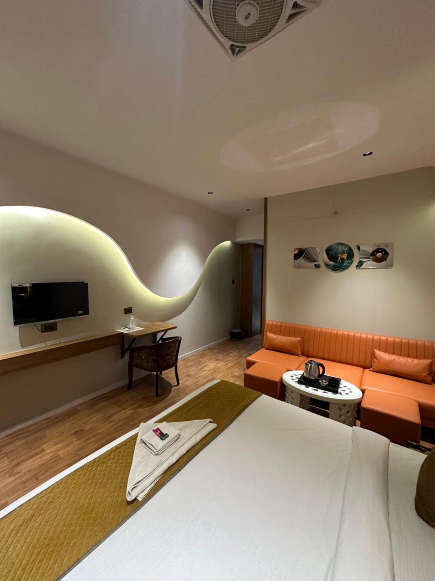 Hotel Victoria Prime Surat Exterior photo