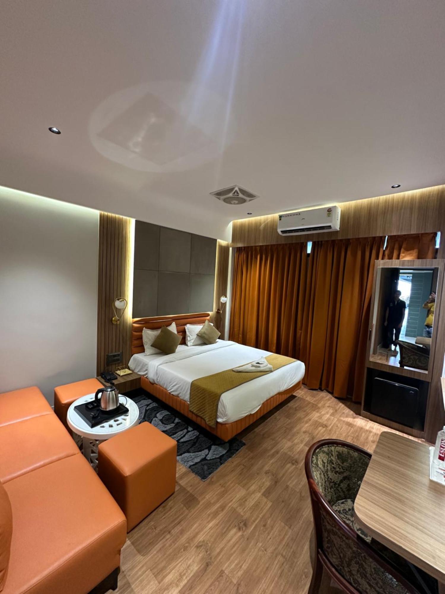 Hotel Victoria Prime Surat Exterior photo