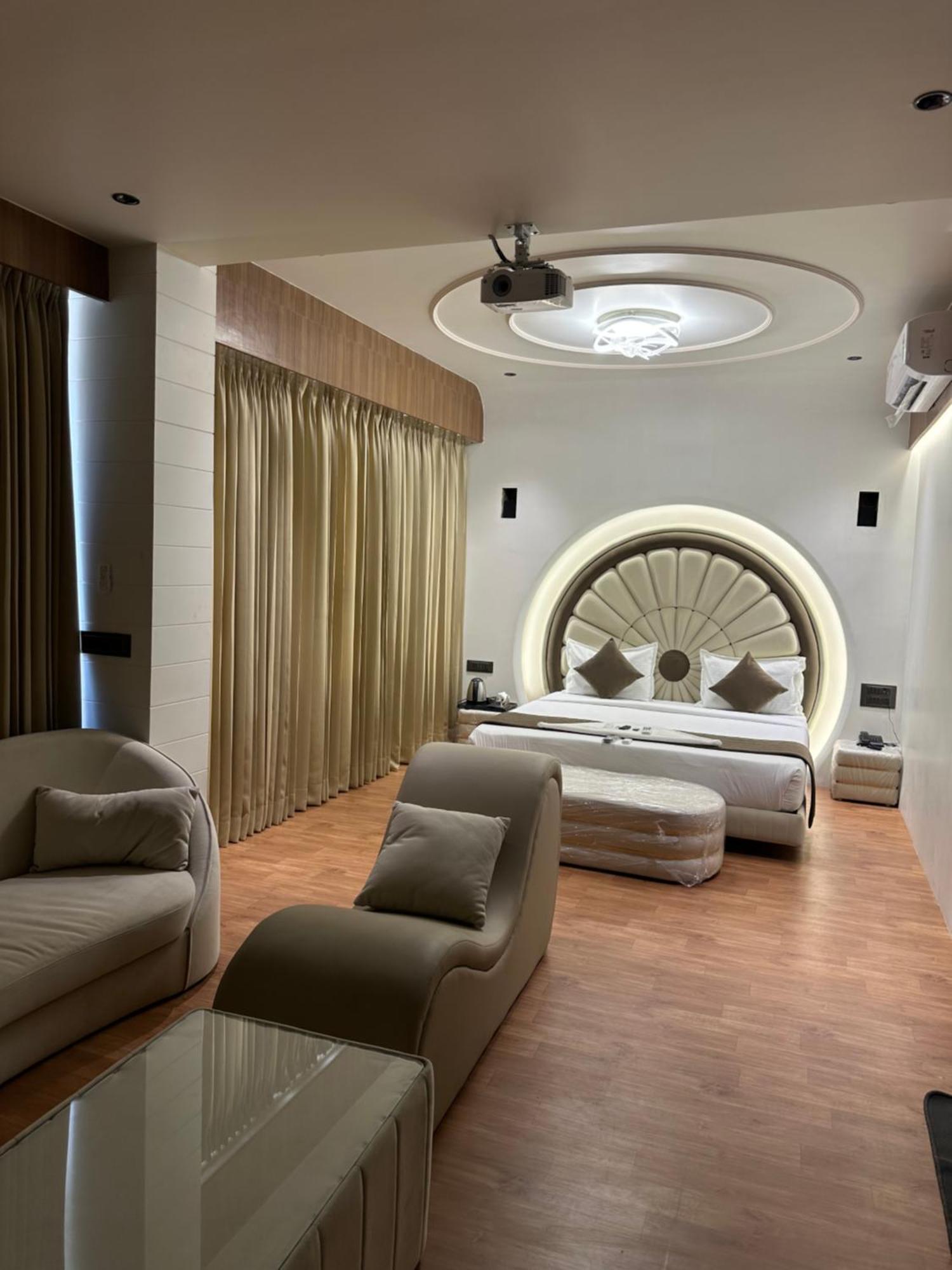 Hotel Victoria Prime Surat Exterior photo